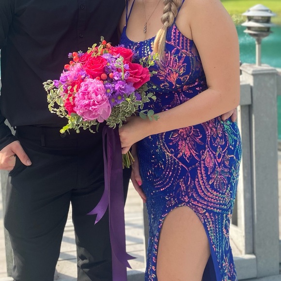 Selling my prom dress. From Windsor and worn once. - Picture 5 of 7